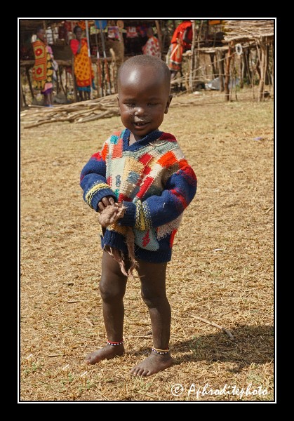 Un bambin dans la cour